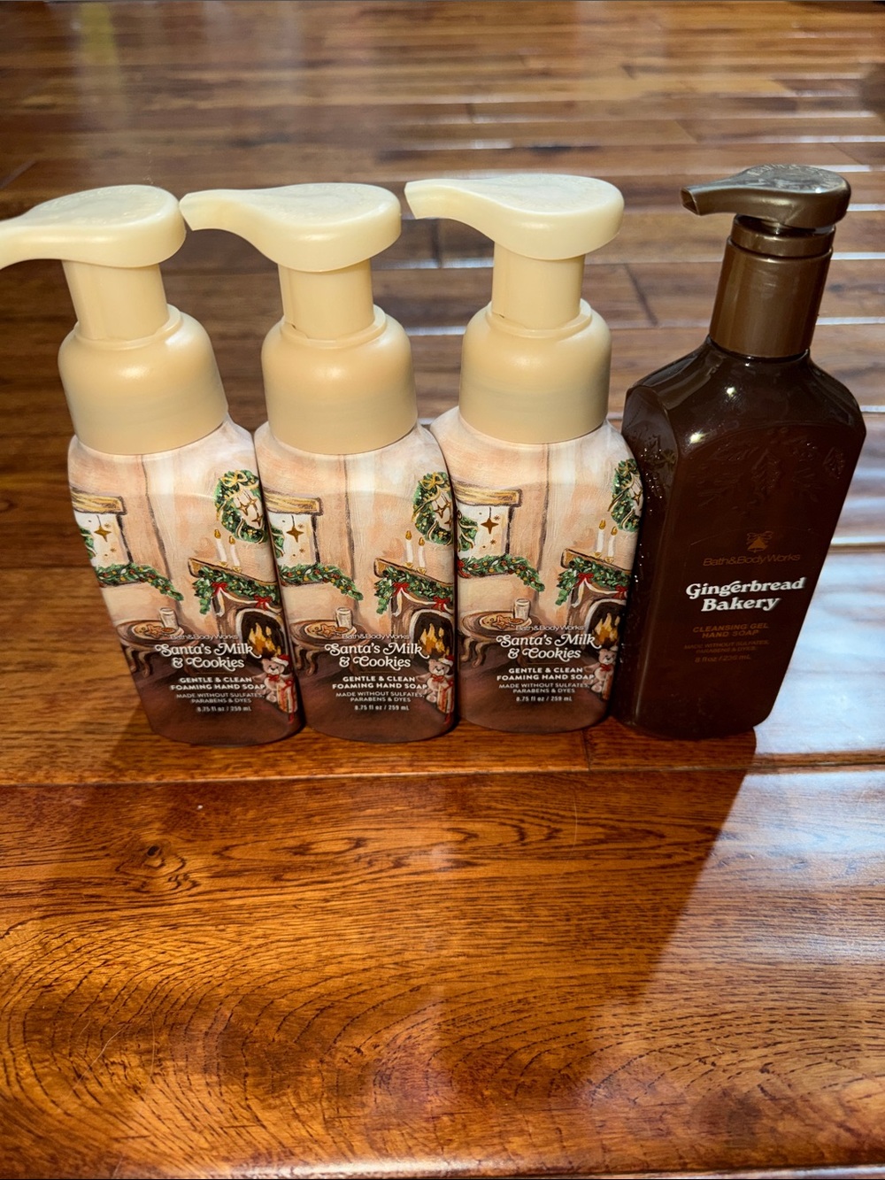 Bath and Body Works Foaming Hand Soap Santas’s Milk & Cookies Gingerbread Bakery